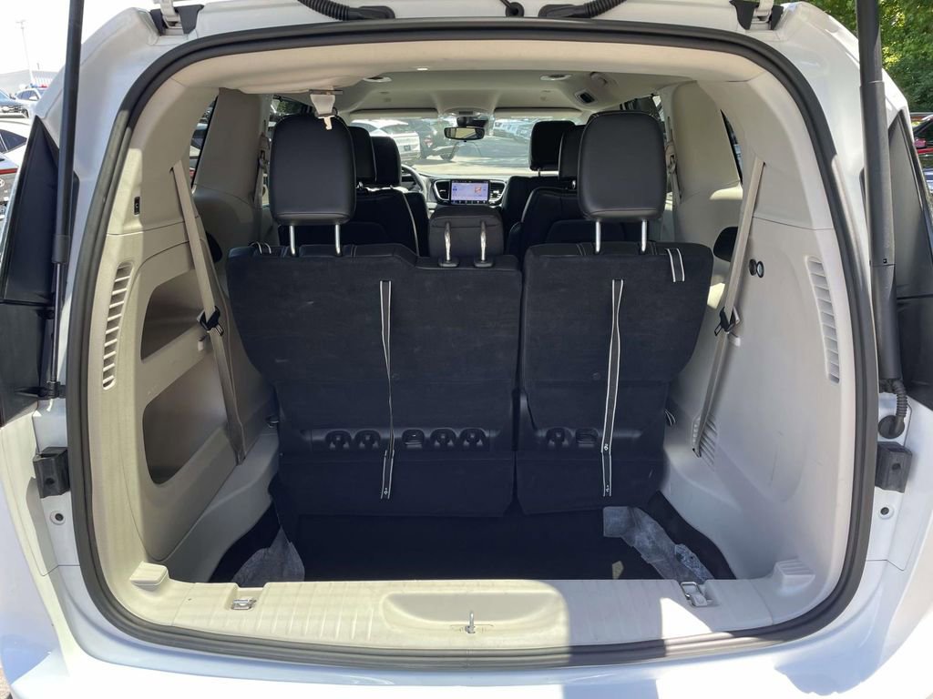 Used 2023 Chrysler Pacifica Touring-L FWD image 8