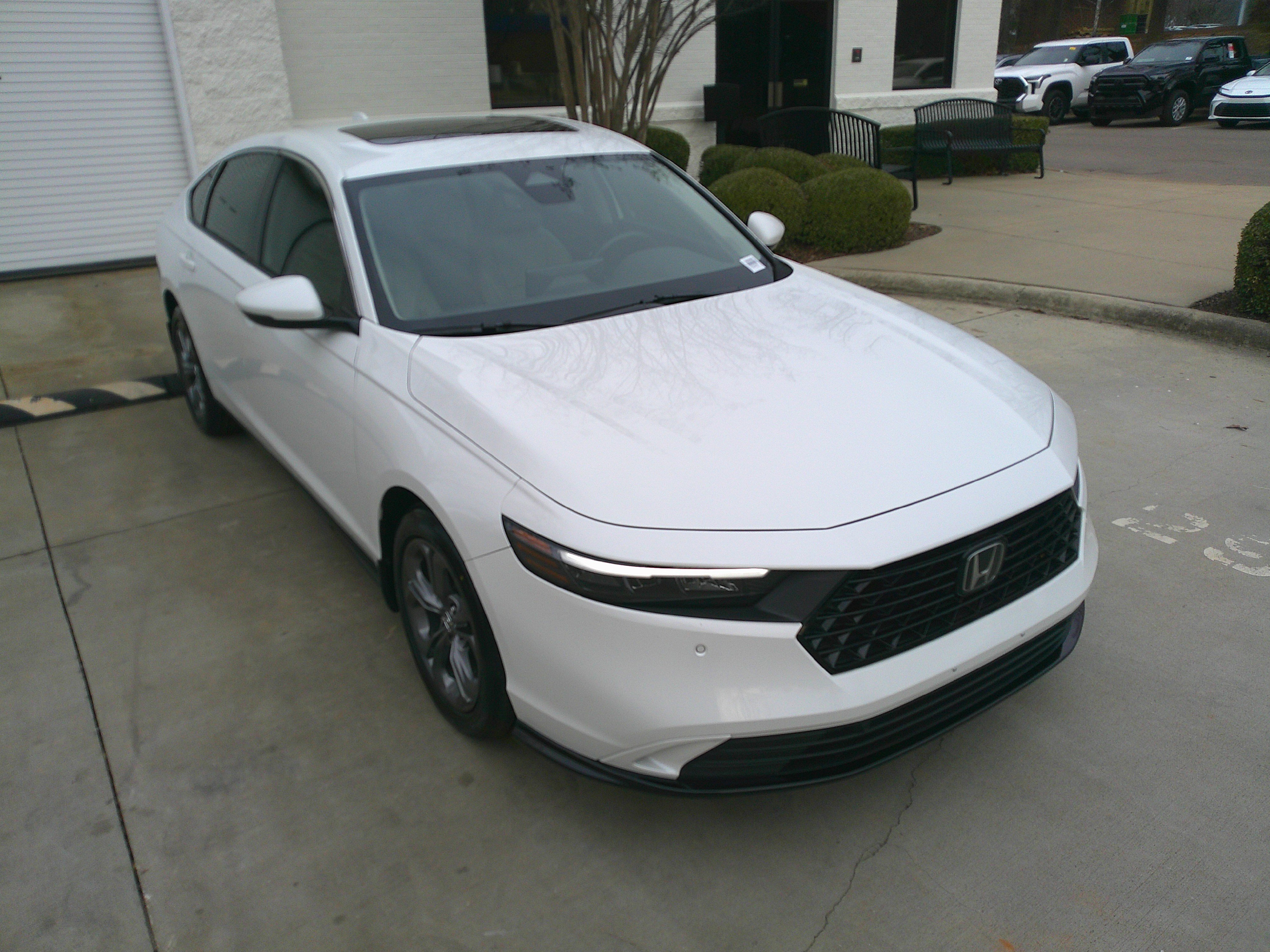 Used 2023 Honda Accord EX-L image 2