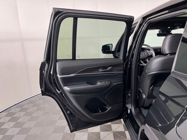 Used 2025 Jeep Grand Cherokee Limited AWD/4WD image 39