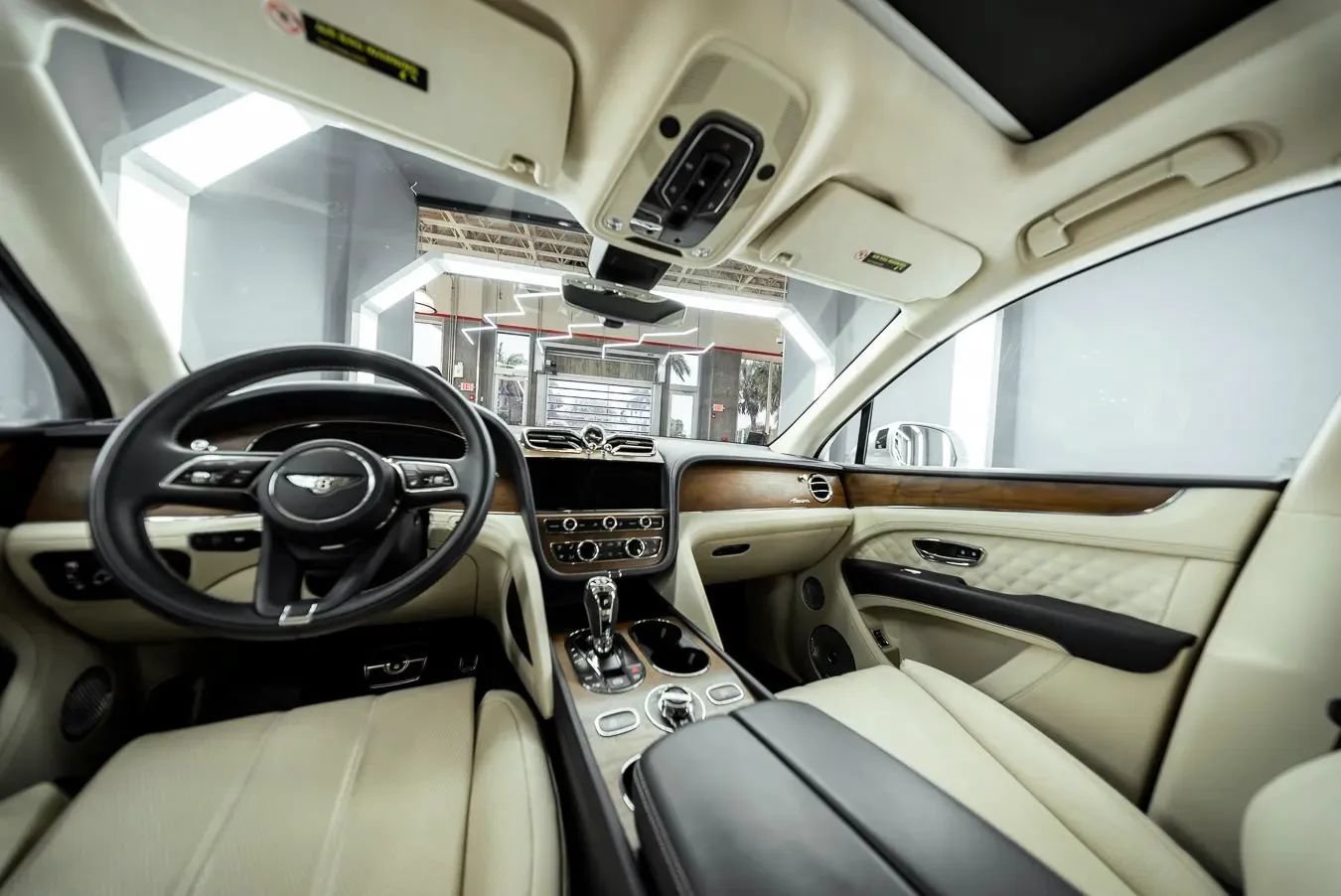 Used 2023 Bentley Bentayga AWD/4WD image 13