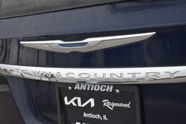 Used 2015 Chrysler Town & Country Touring-L w/ Driver Convenience Group FWD image 12