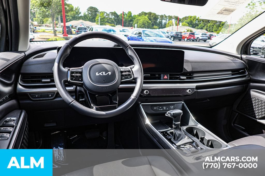 Used 2025 Kia Carnival SX w/ SX Dark Edition Package FWD image 30