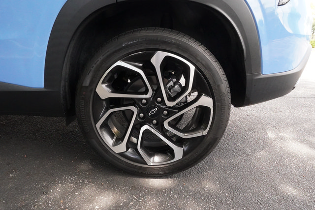 Used 2024 Chevrolet Trax RS w/ Sunroof Package FWD image 33