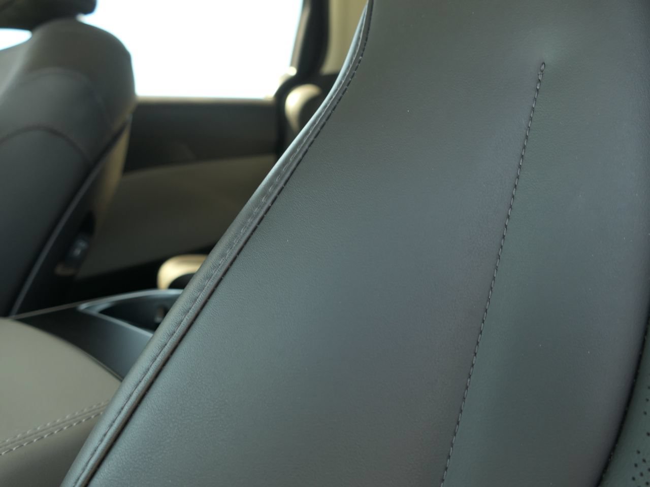 Used 2025 Kia Carnival FWD image 13