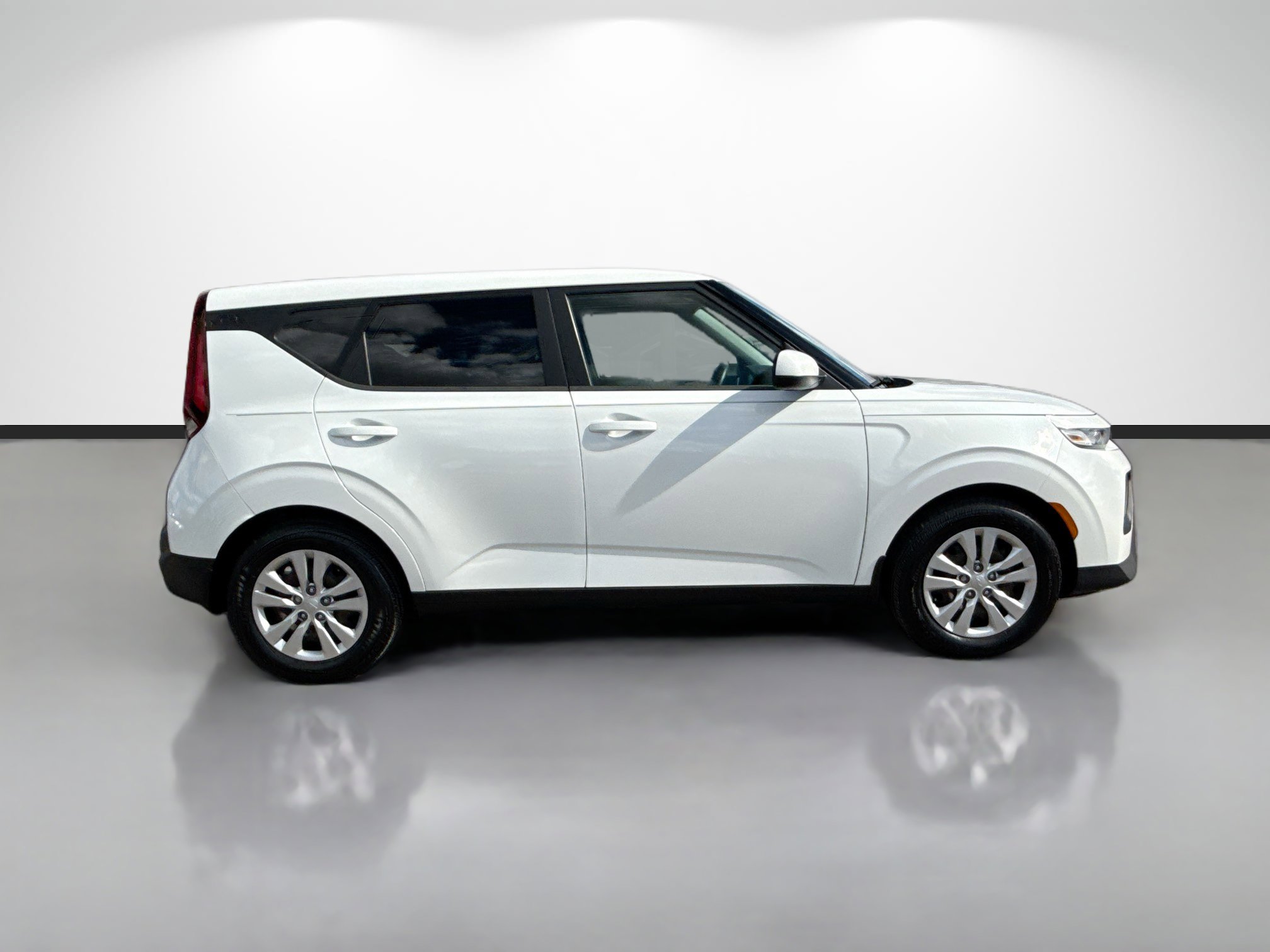Used 2022 Kia Soul LX image 2