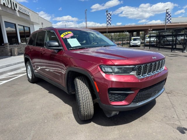 Used 2023 Jeep Grand Cherokee Laredo image 4