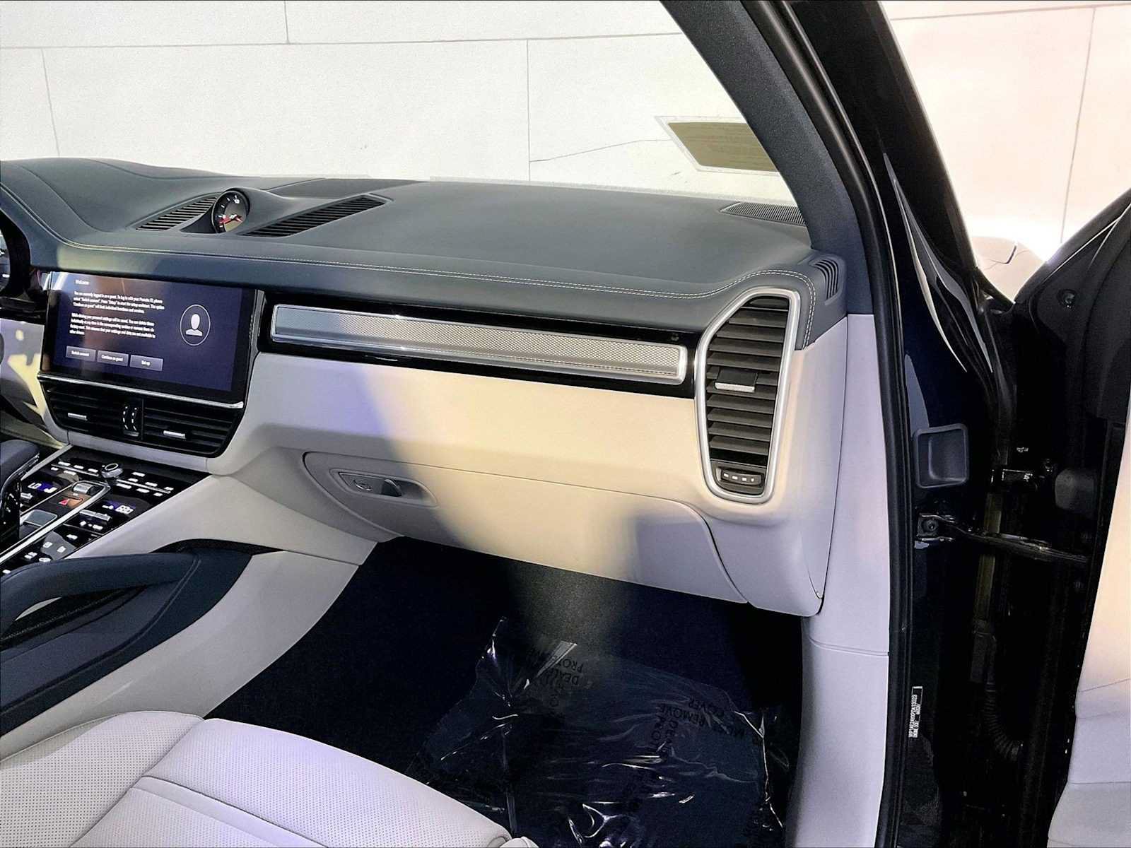 Certified 2023 Porsche Cayenne AWD/4WD image 22