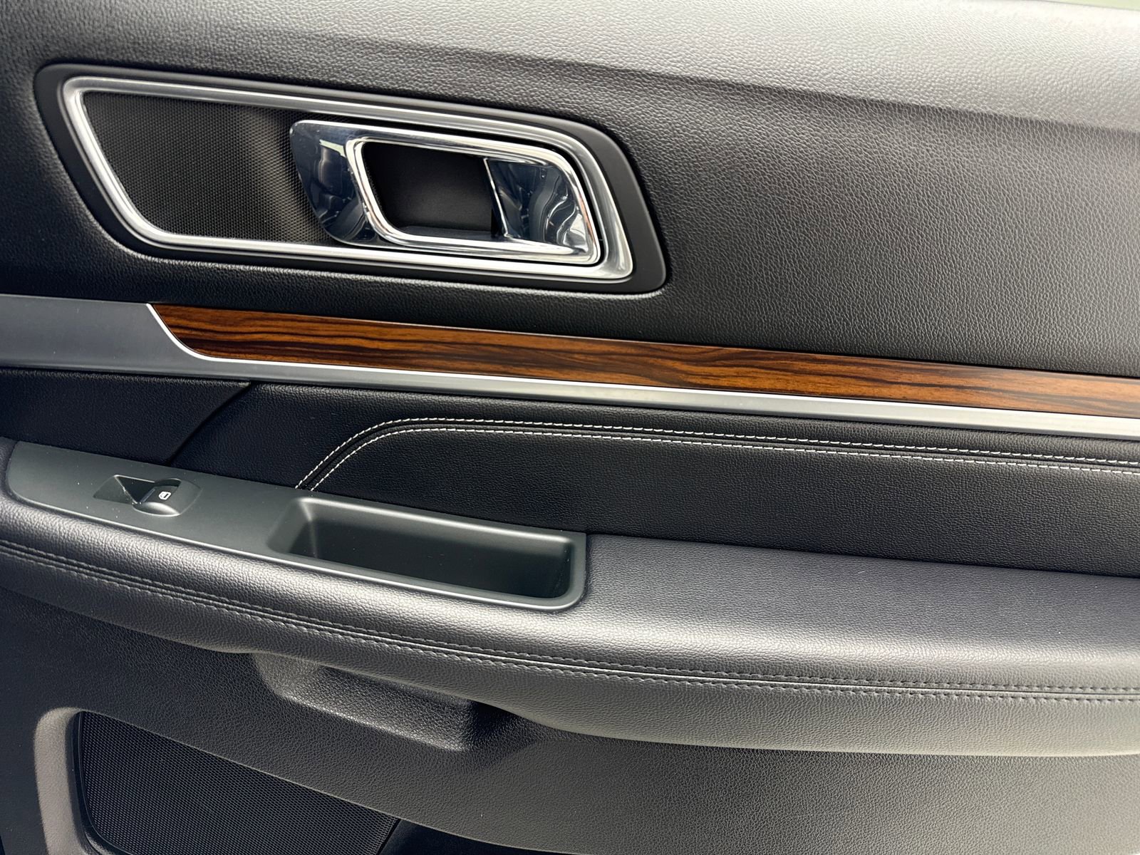 Used 2018 Ford Explorer Limited w/ Ford Safe & Smart Package FWD image 50