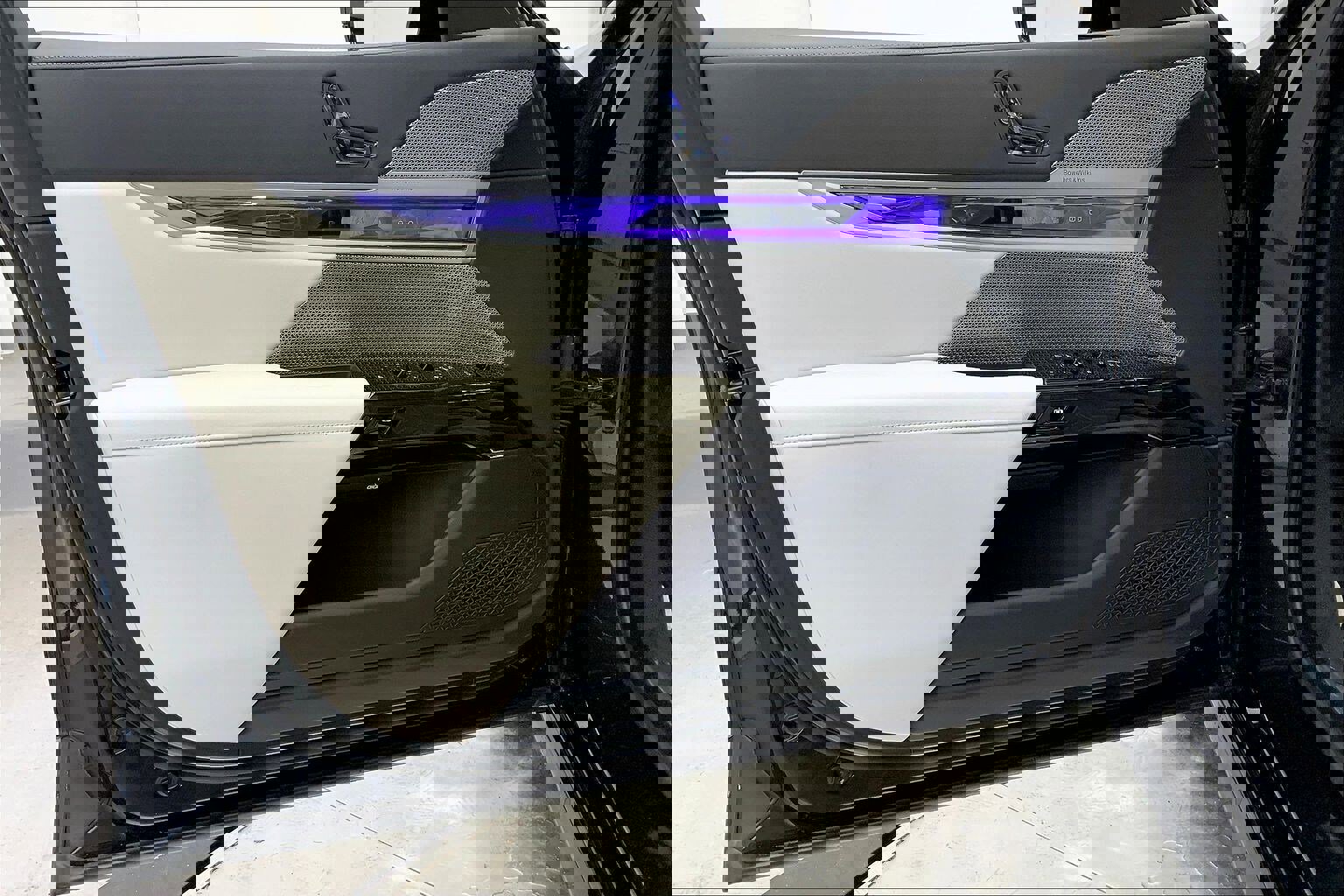 Certified 2024 BMW 750e xDrive w/ Executive Package image 24