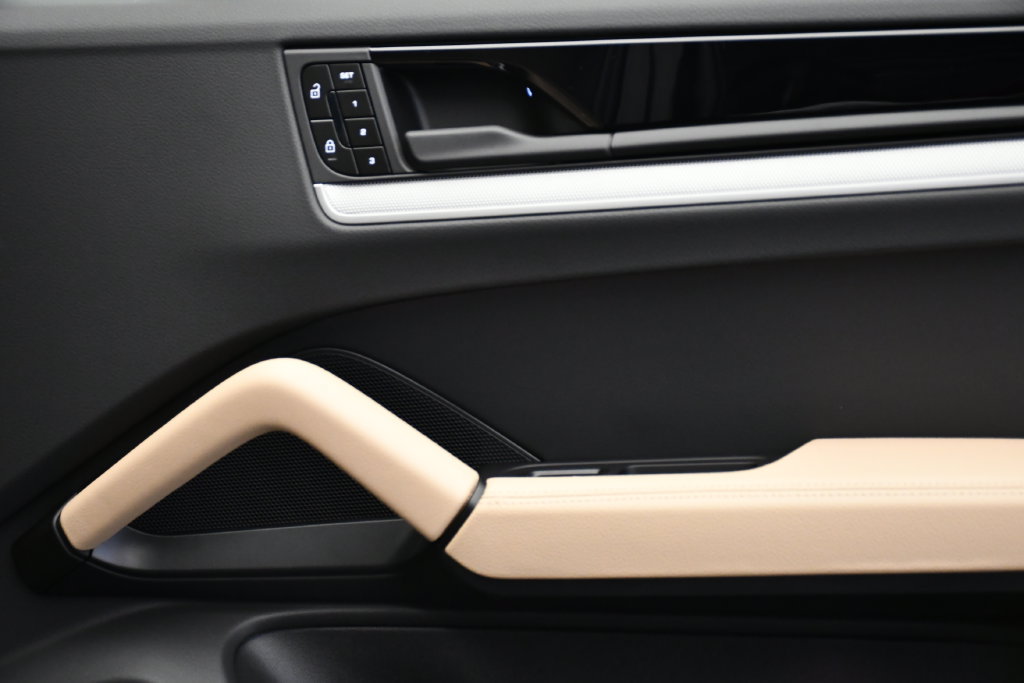 Certified 2025 Porsche Cayenne E-Hybrid Coupe AWD/4WD image 49