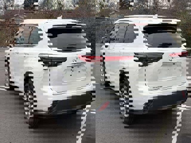 Used 2021 Toyota Highlander LE image 25