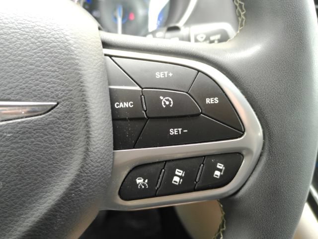 Used 2023 Chrysler Pacifica Touring-L FWD image 44