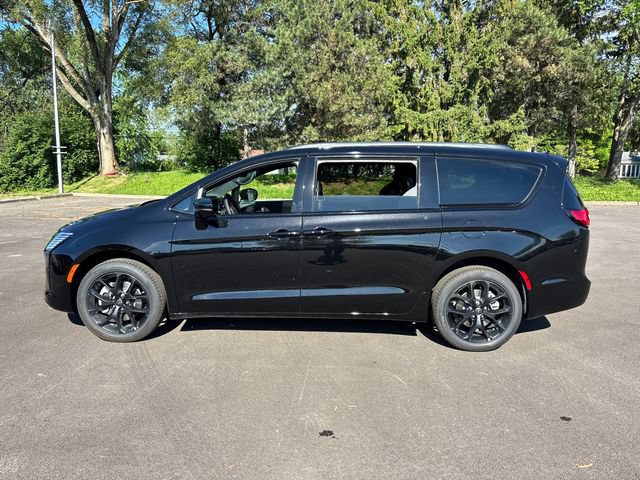 New 2027 Chrysler Pacifica Limited w/ Family Tech Group AWD/4WD image 3
