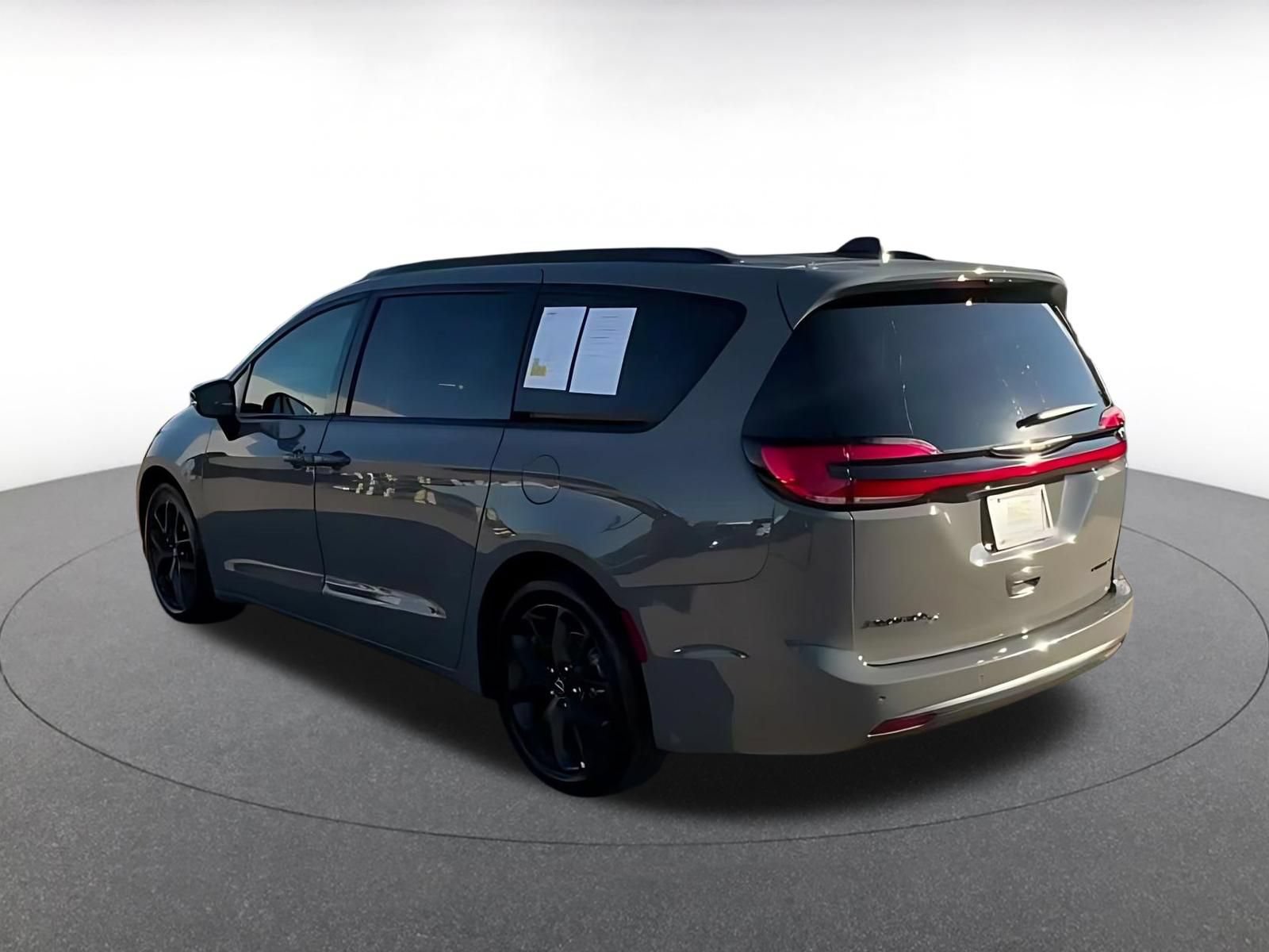 Used 2025 Chrysler Pacifica Limited FWD image 9