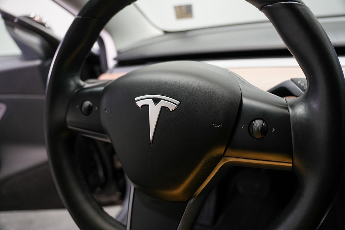 Used 2018 Tesla Model 3 Long Range RWD image 9
