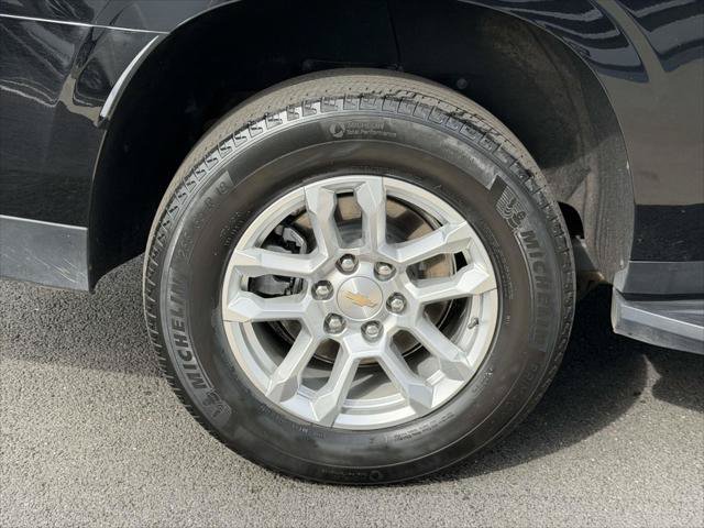 Used 2025 Chevrolet Suburban LT AWD/4WD image 9