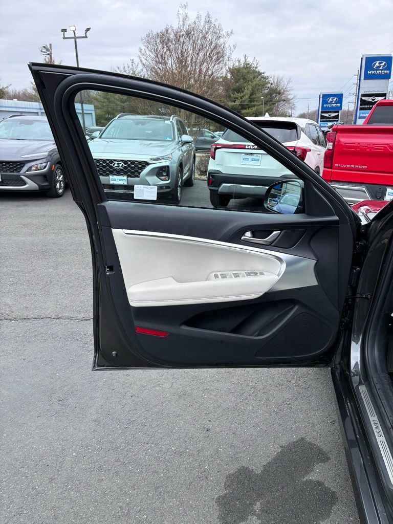 Used 2025 Genesis G70 2.5T image 43