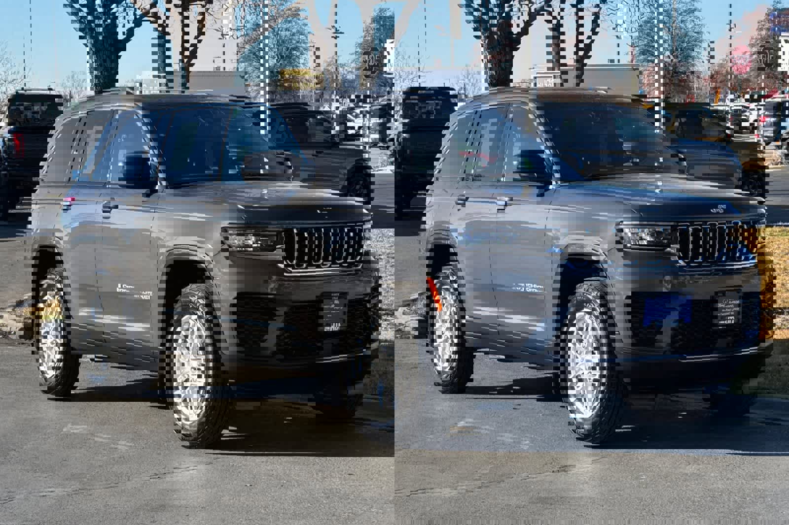 Used 2025 Jeep Grand Cherokee Laredo X w/ Luxury Tech Group I image 9