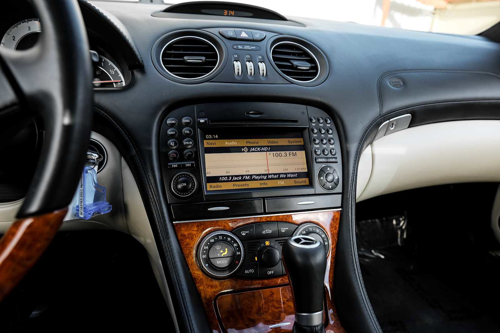 Used 2011 Mercedes-Benz SL 550 image 22