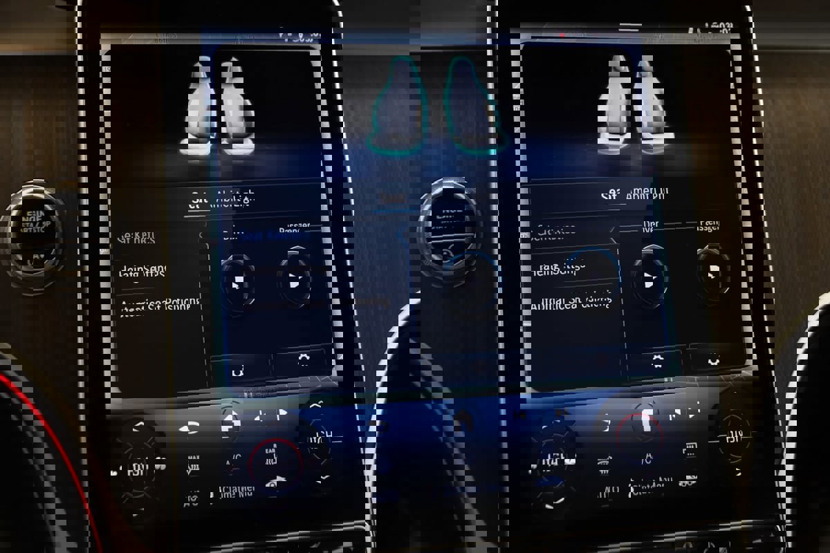 Used 2025 Mercedes-Benz GLC 300 4MATIC SUV image 38