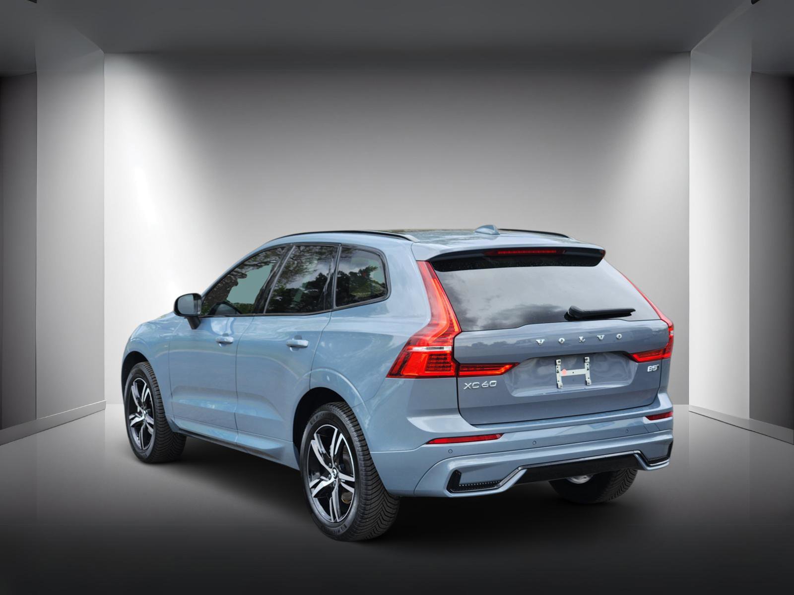 Used 2022 Volvo XC60 B5 R-Design AWD/4WD image 3