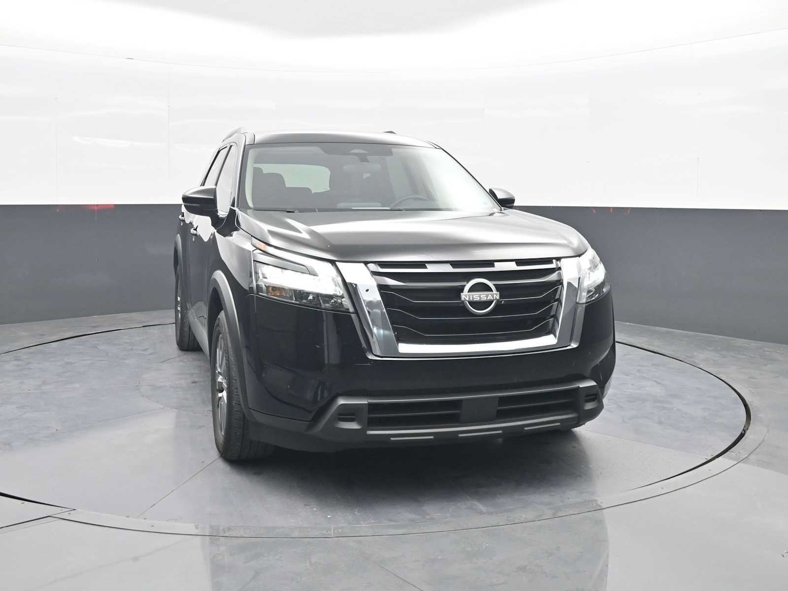 Used 2025 Nissan Pathfinder SV AWD/4WD image 2