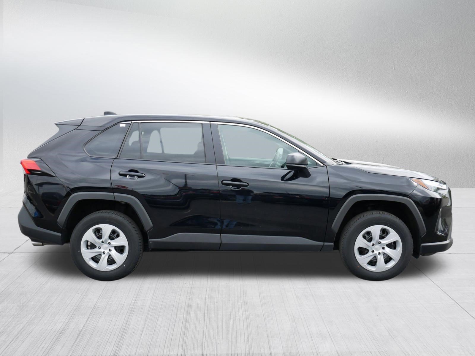 Used 2024 Toyota RAV4 LE AWD/4WD image 8
