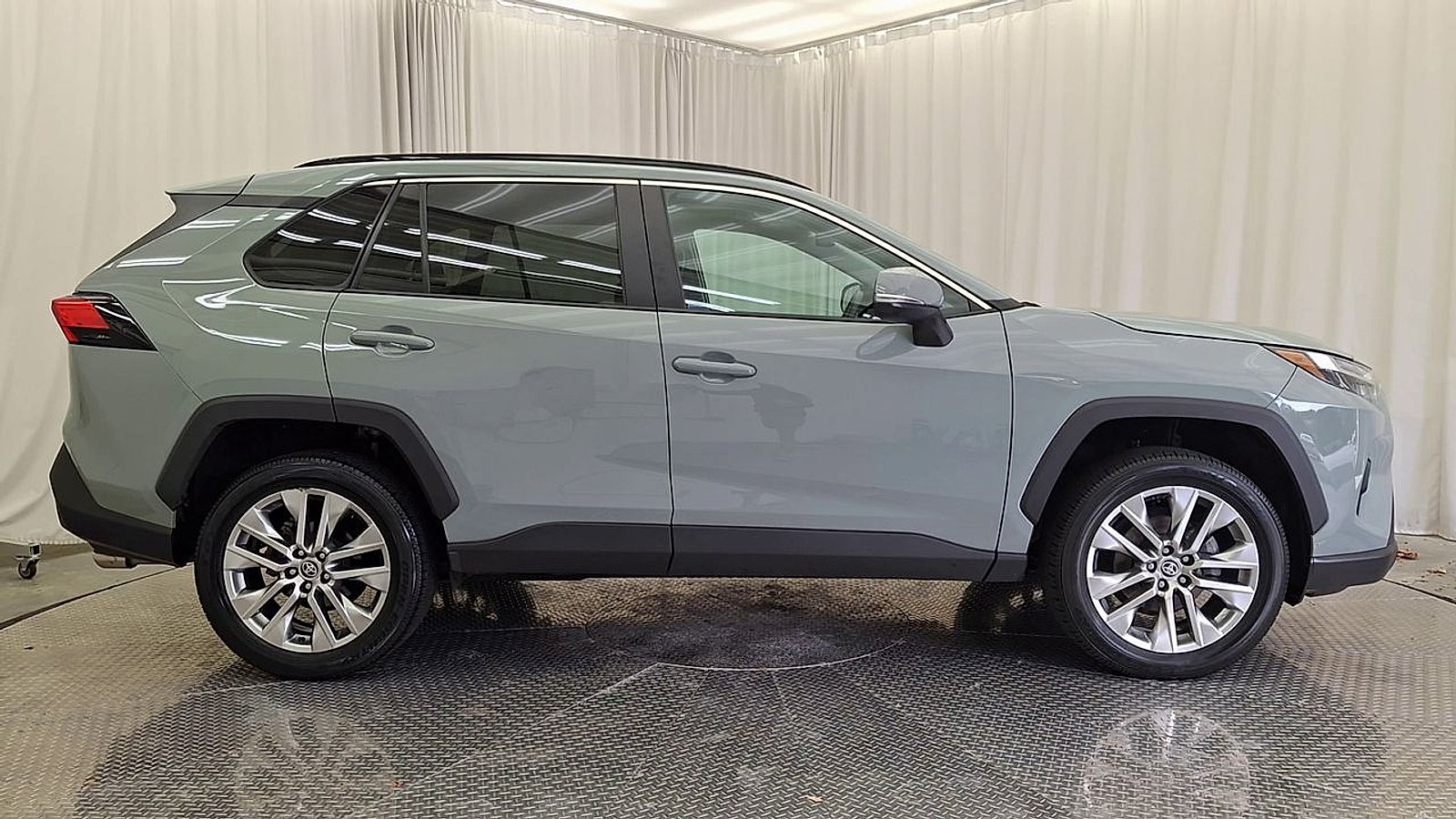 Used 2023 Toyota RAV4 XLE Premium AWD/4WD image 7