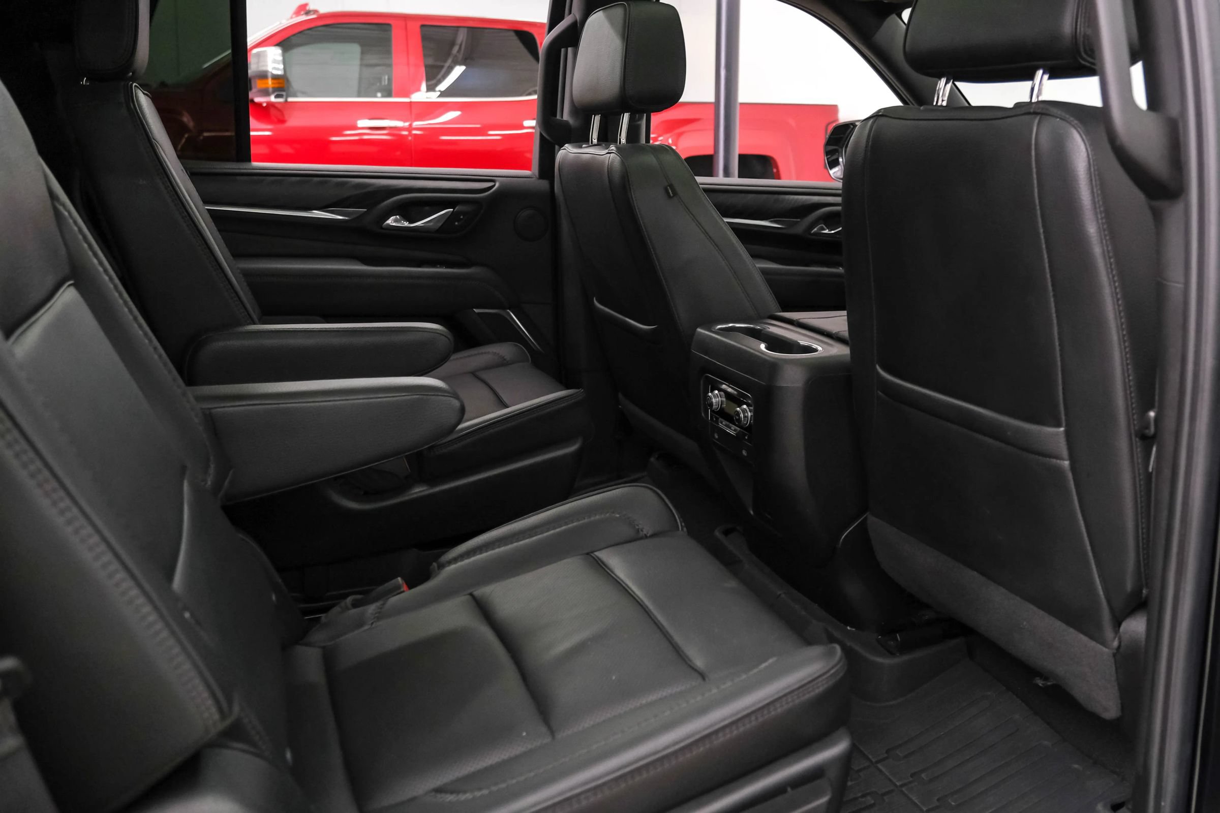 Used 2023 GMC Yukon Denali w/ LPO, Floor Liner Package RWD image 38