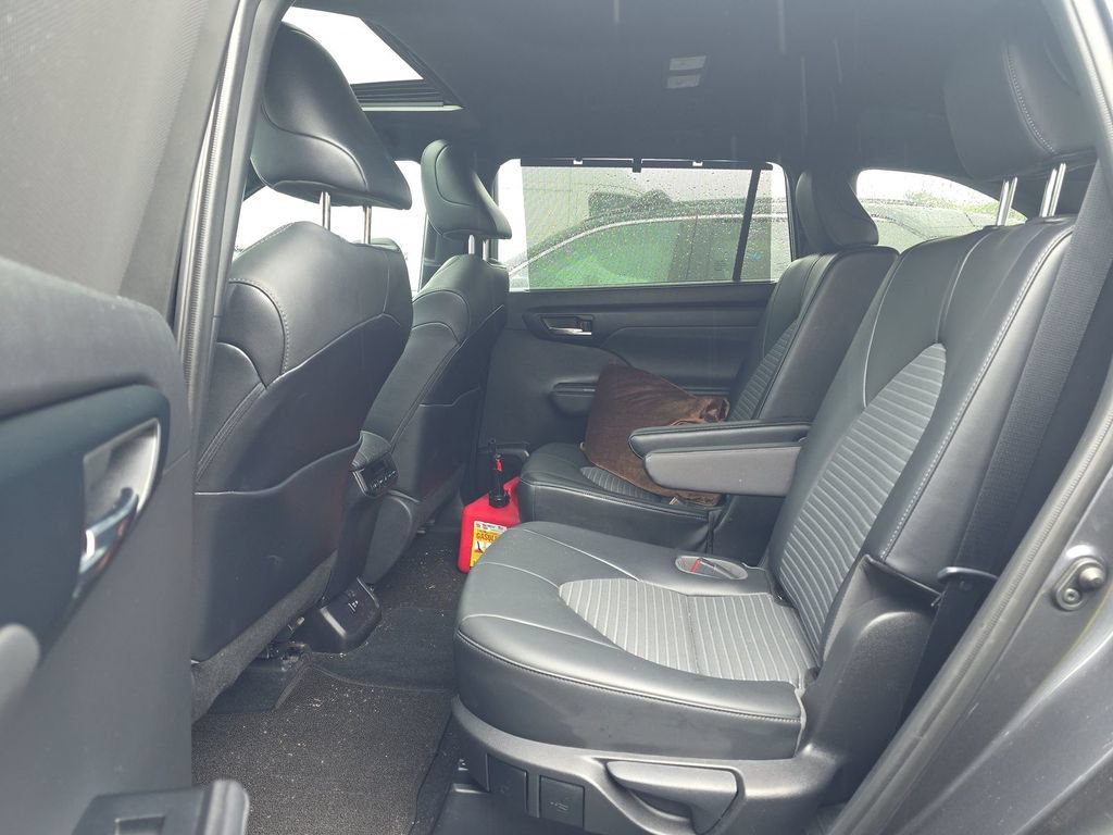 Used 2021 Toyota Highlander XSE AWD/4WD image 4