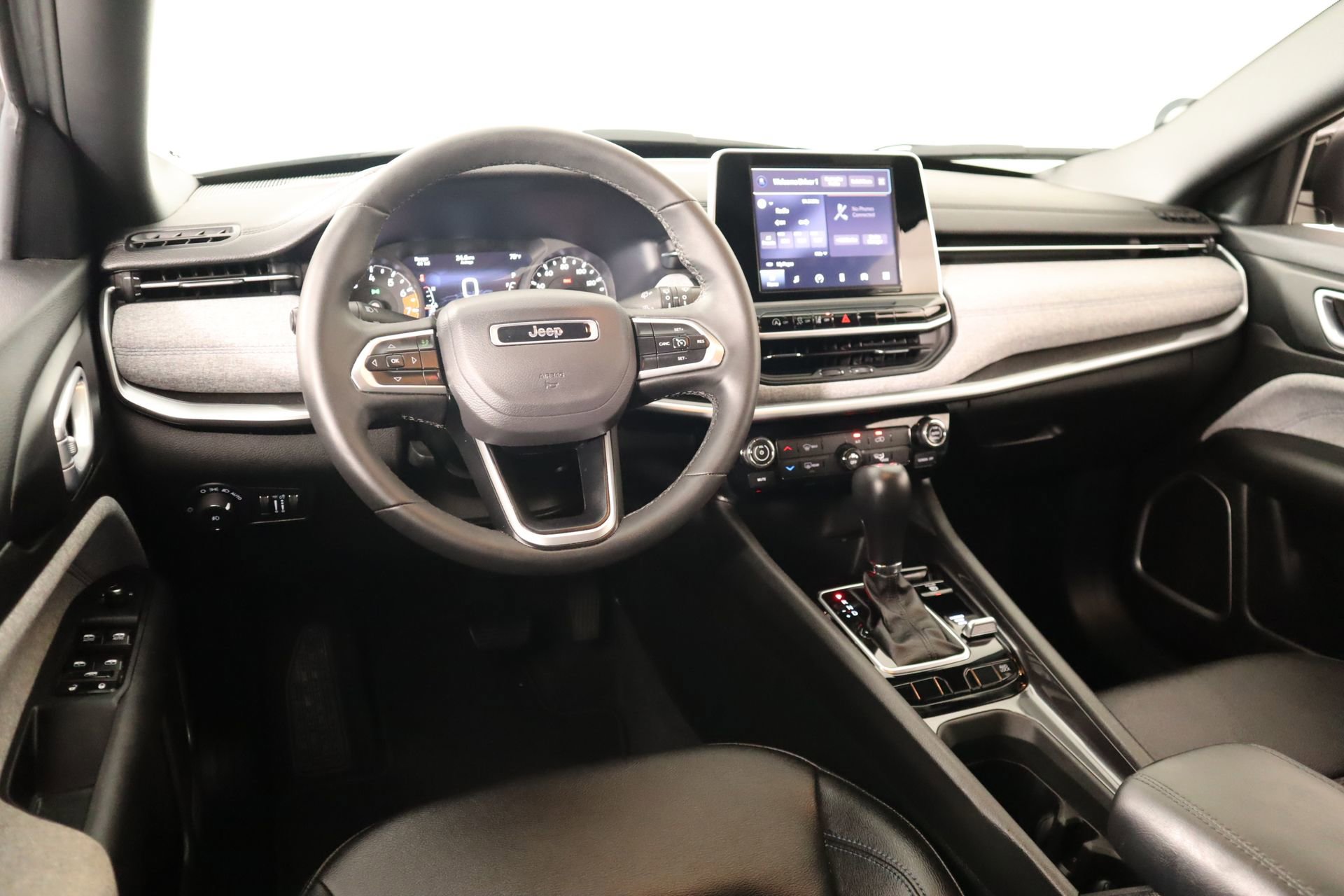 Used 2025 Jeep Compass Latitude image 2