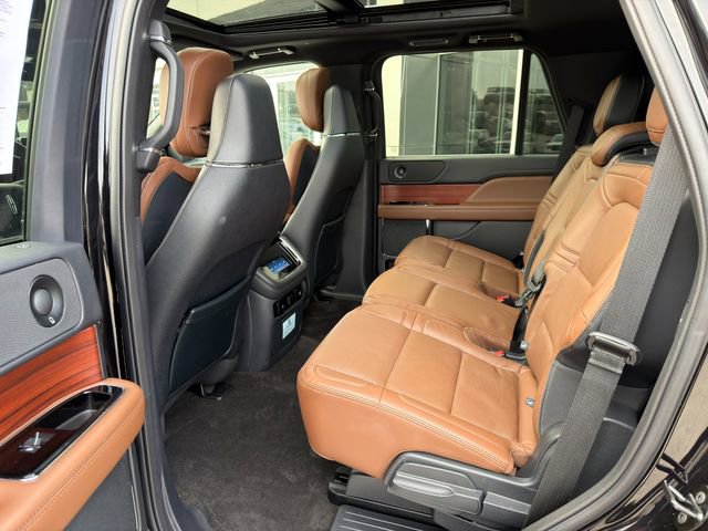 Used 2024 Lincoln Navigator Reserve w/ Monochromatic Package AWD/4WD image 16