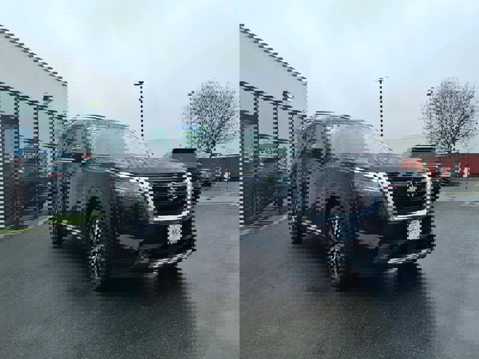 Used 2023 Nissan Pathfinder Platinum w/ Cargo Package image 3