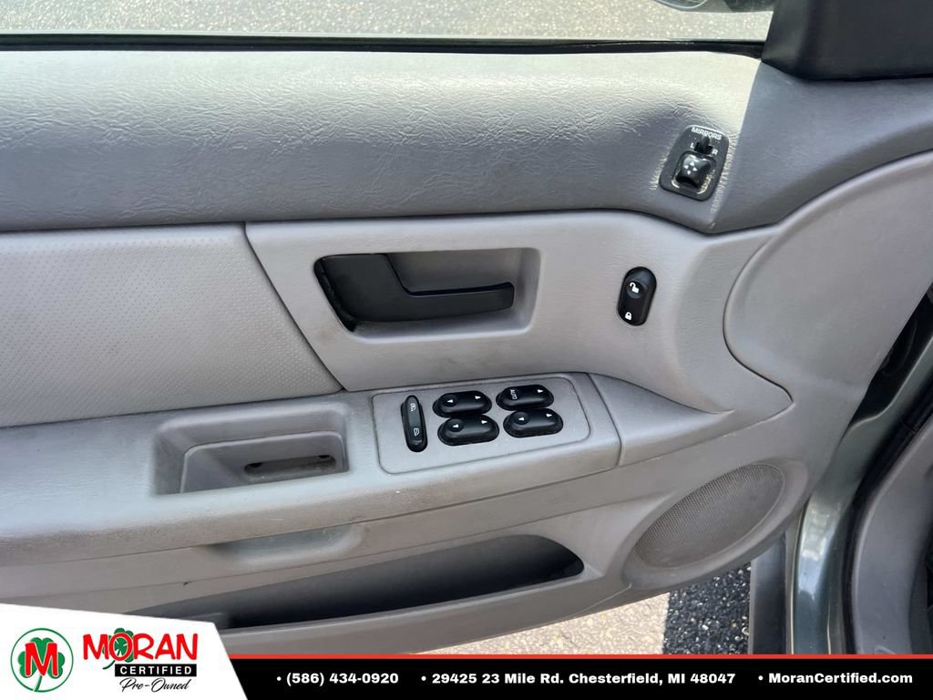 Used 2005 Ford Taurus SE FWD image 14