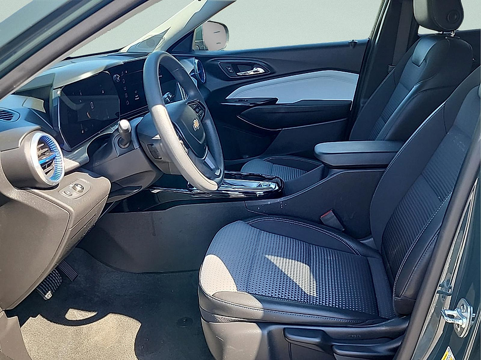 Used 2025 Chevrolet Trax LT FWD image 13