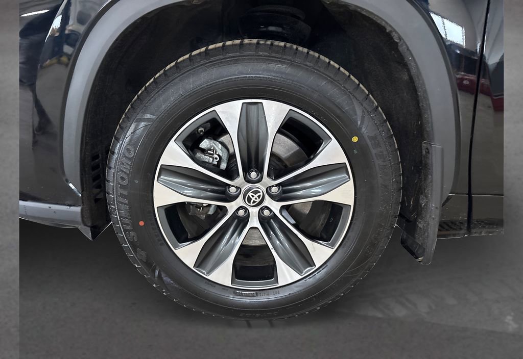 Used 2023 Toyota Highlander XLE image 12