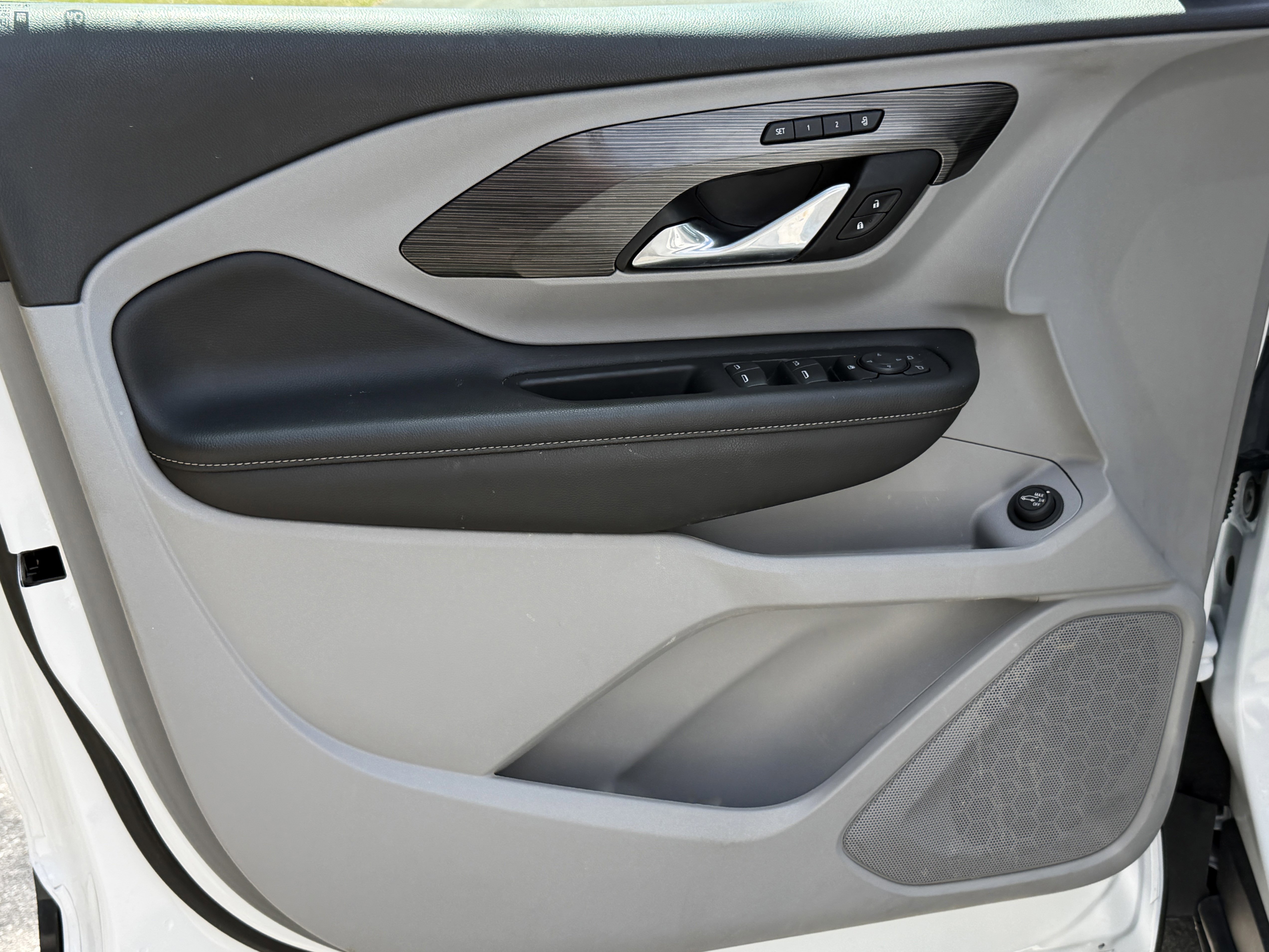 Used 2023 GMC Terrain SLT image 4