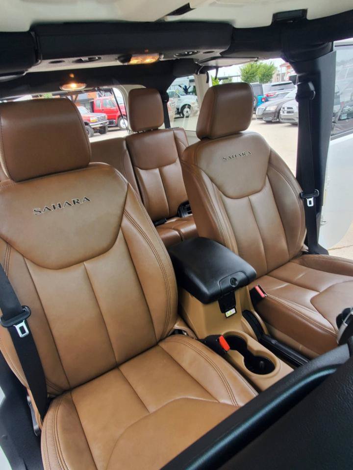 Used 2016 Jeep Wrangler Unlimited Sahara w/ Connectivity Group AWD/4WD image 16