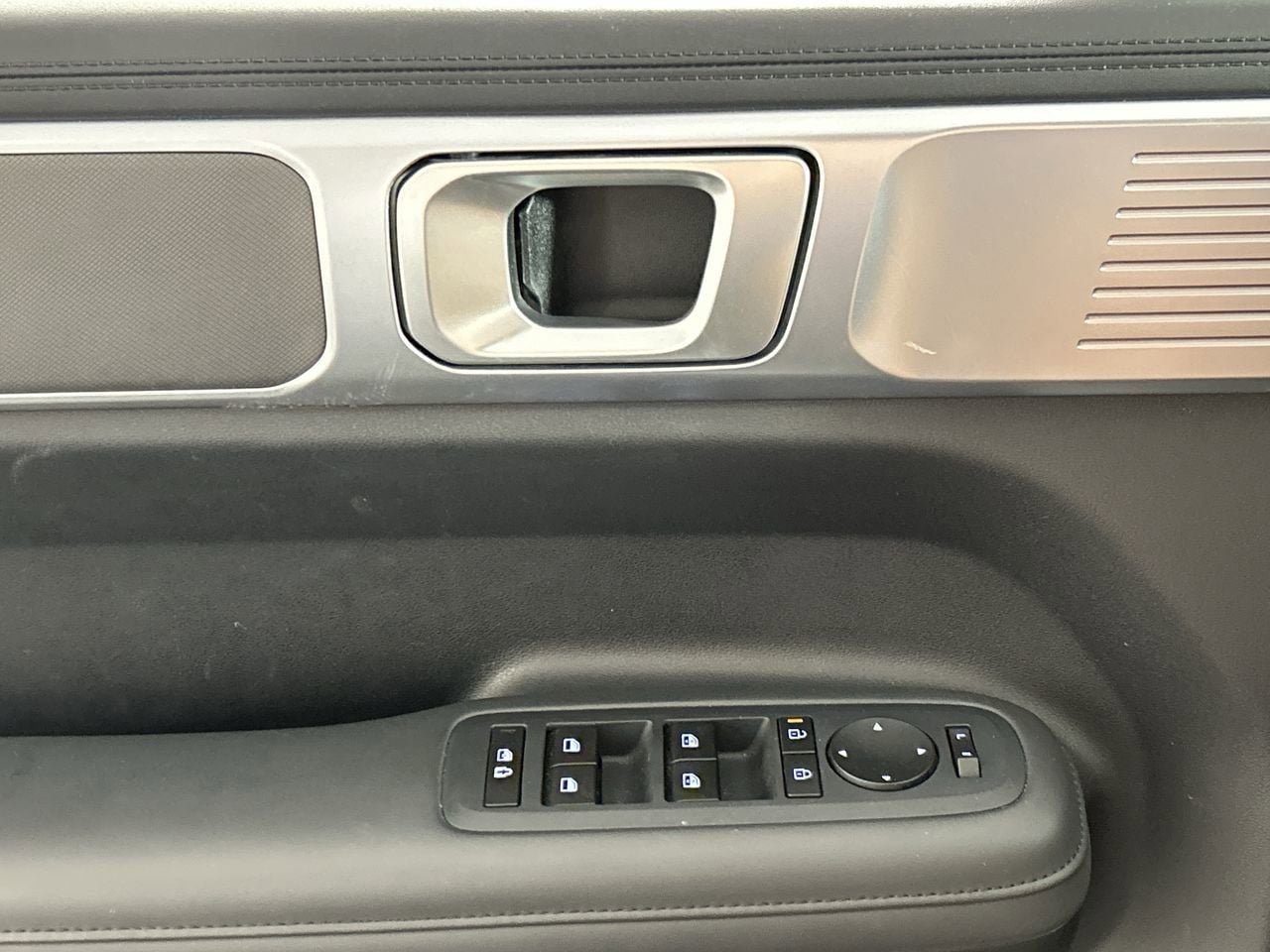 Used 2025 Hyundai Santa Fe SEL FWD image 18