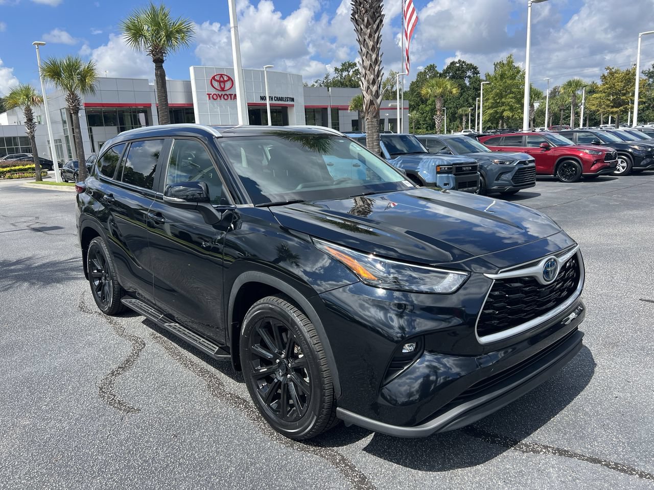Used 2023 Toyota Highlander XLE FWD image 2