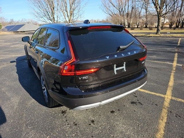 Used 2023 Volvo V90 B6 Cross Country Plus image 3