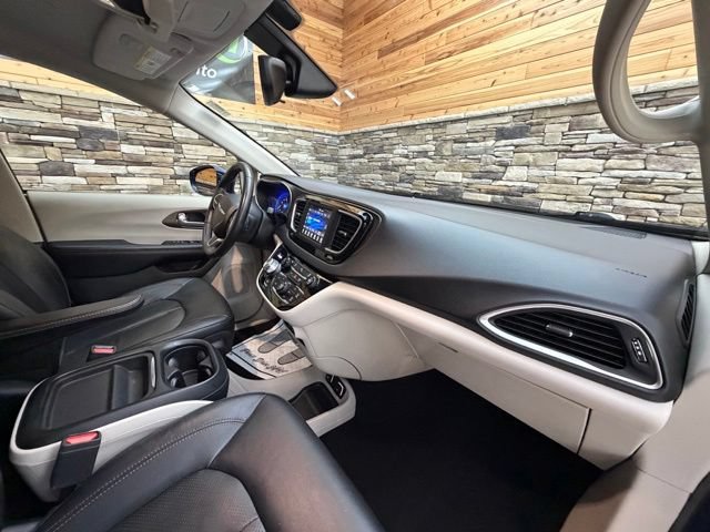 Used 2018 Chrysler Pacifica Touring-L FWD image 16