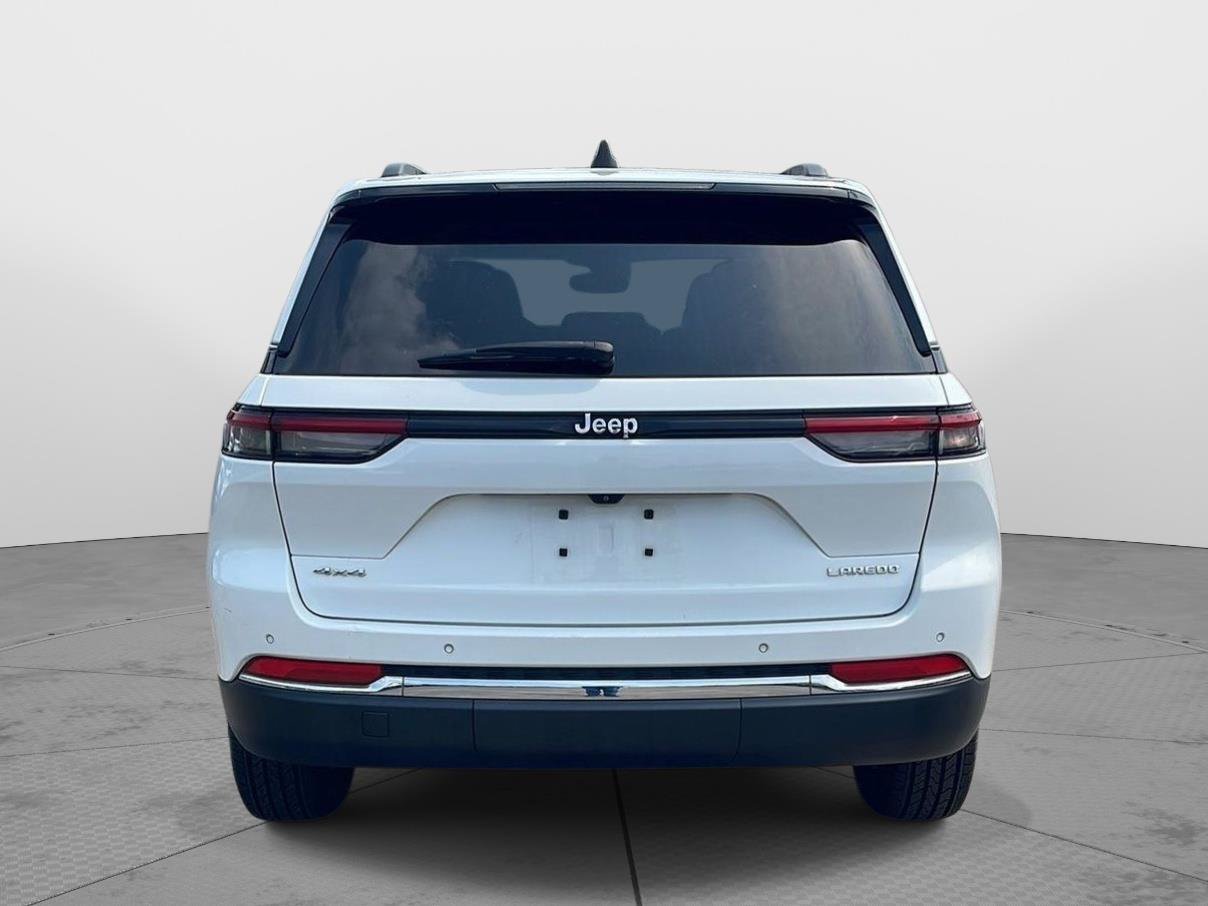 Used 2023 Jeep Grand Cherokee Laredo AWD/4WD image 5