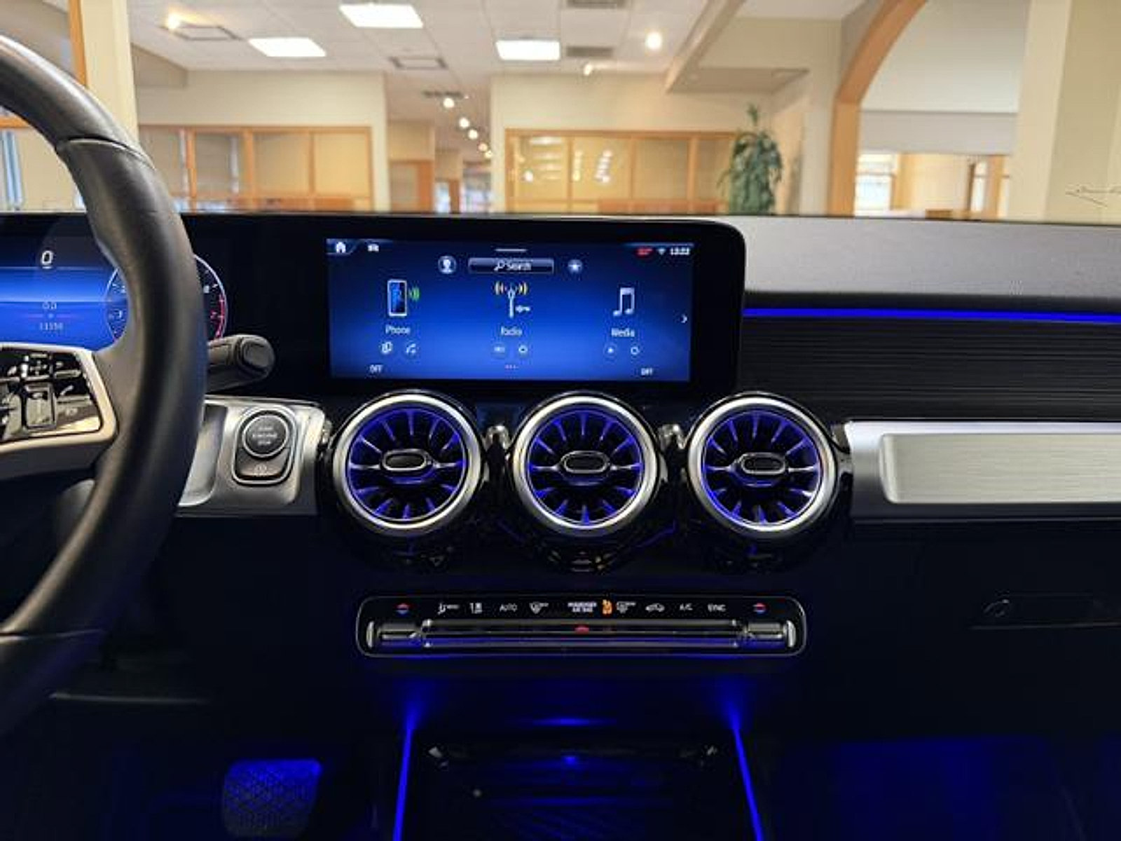 Used 2025 Mercedes-Benz GLB 250 image 14
