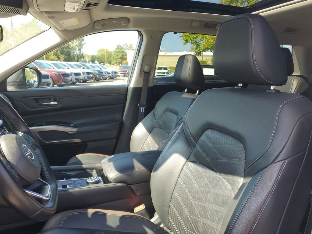 Used 2022 Nissan Pathfinder Platinum image 11