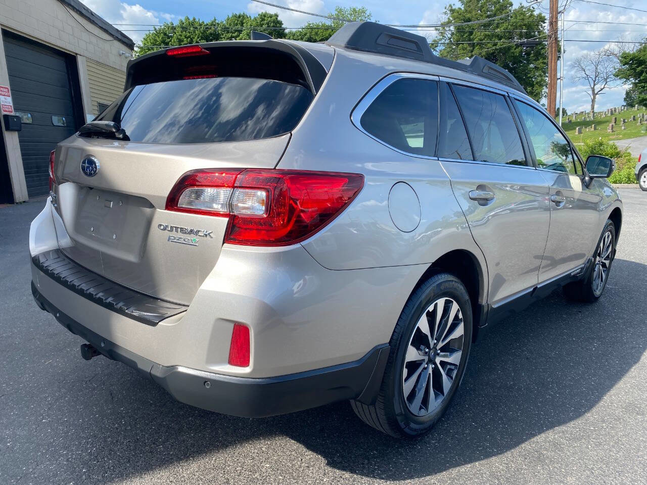Used 2017 Subaru Outback 2.5i Limited AWD/4WD image 3