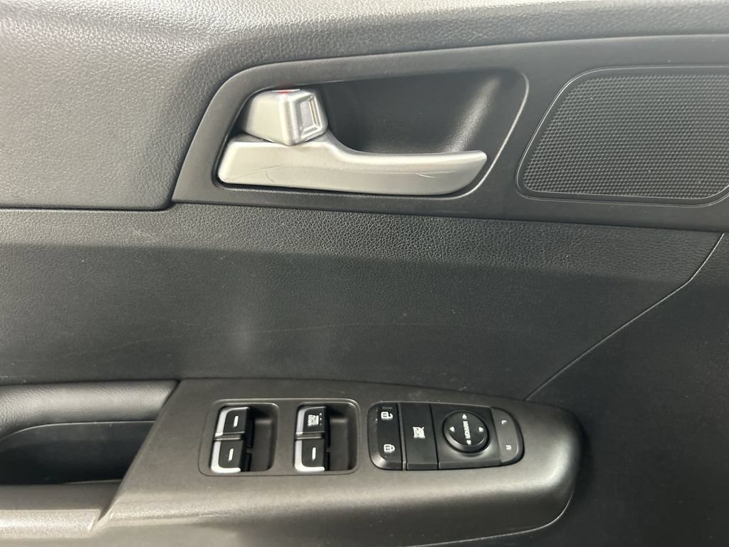 Used 2020 Kia Sportage LX AWD/4WD image 11