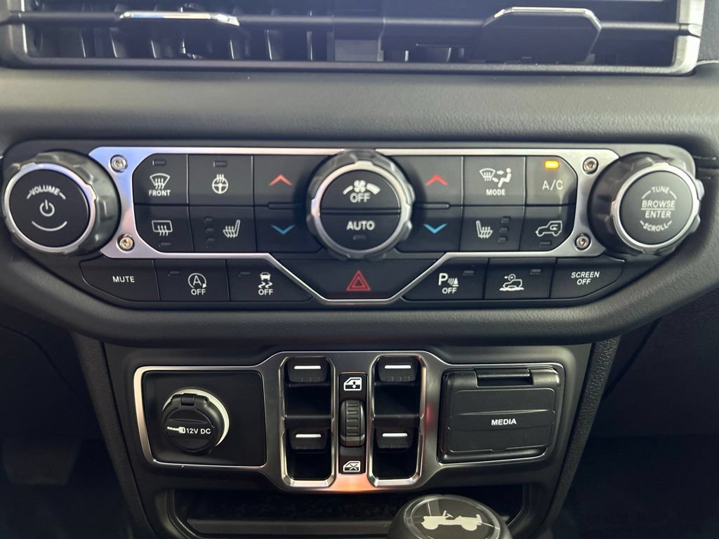 Used 2025 Jeep Wrangler Unlimited Sahara AWD/4WD image 51