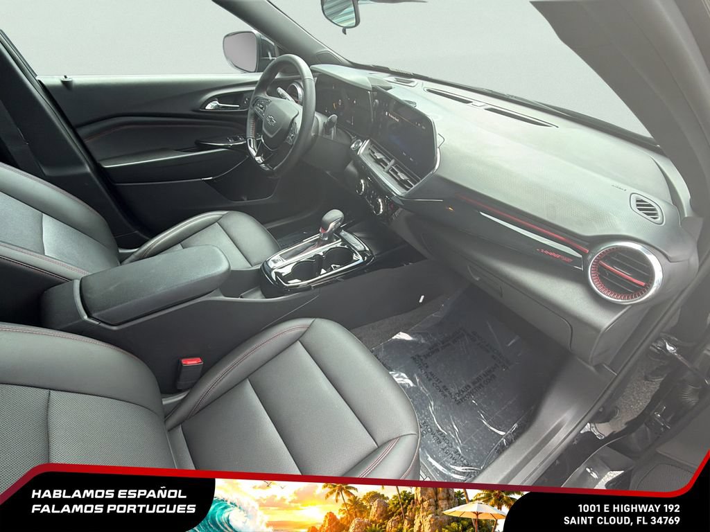 Used 2025 Chevrolet Trax RS w/ Sunroof Package FWD image 30