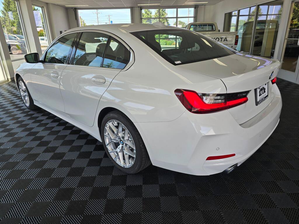 Used 2025 BMW 330i Sedan RWD image 5